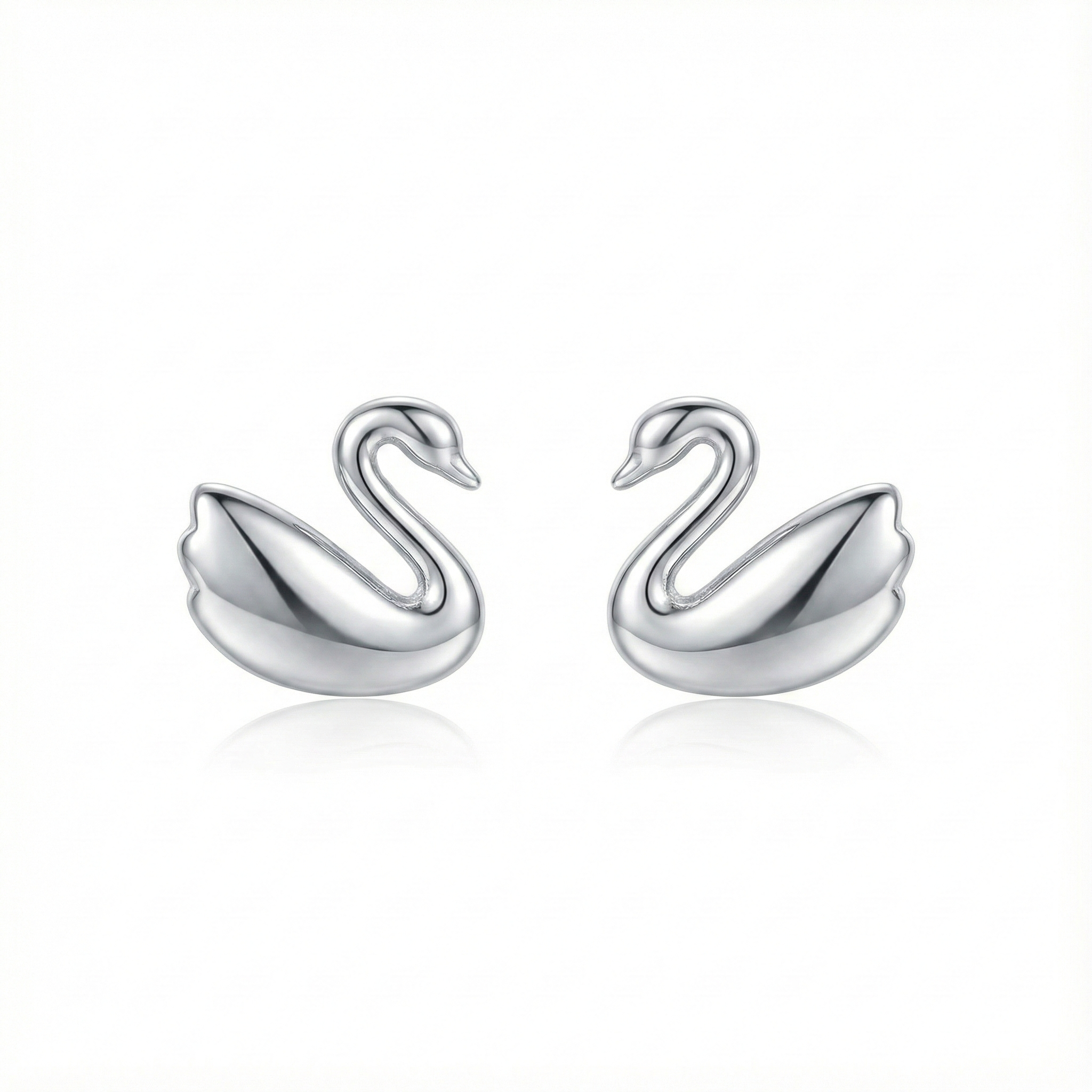 Boucles d'oreilles puces en forme de petit cygne gracieux en argent 925, bijou animalier élégant pour femme.